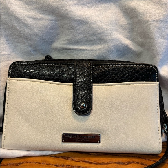 Jones New York Black and White Wallet Sleek Design - Picture 1 of 3
